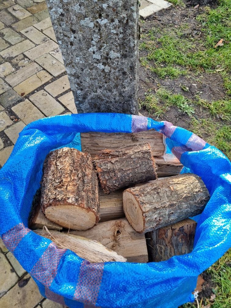 Drewno opałowe buk,dąb  do kominka lub pieca w dużych workach.+Transpo