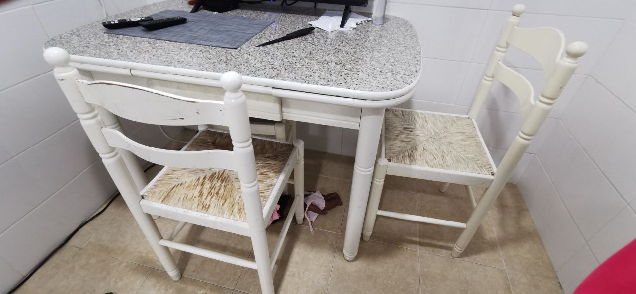 Vendo mesa com 4 cadeira