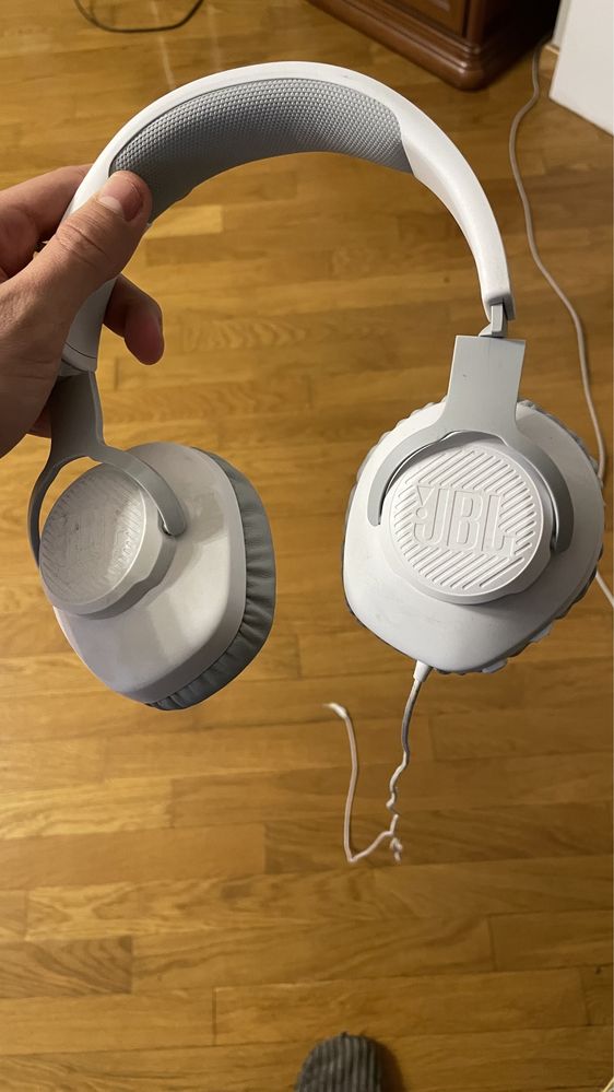 Белые полноразмерные наушники JBL