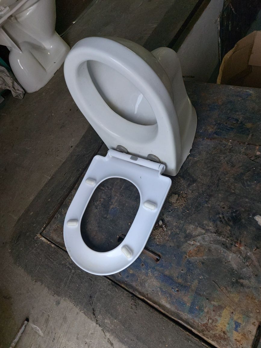WC  bez spłuczki lub inną.