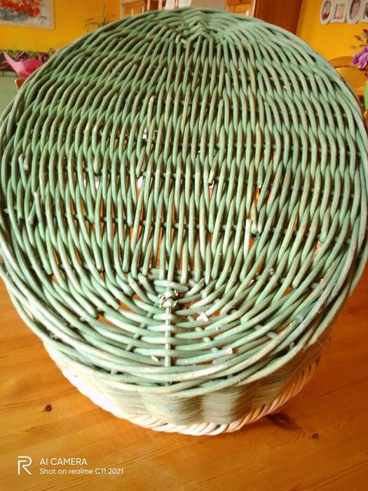 Piekny z grubej wikliny kosz np. na drzewo do kominka