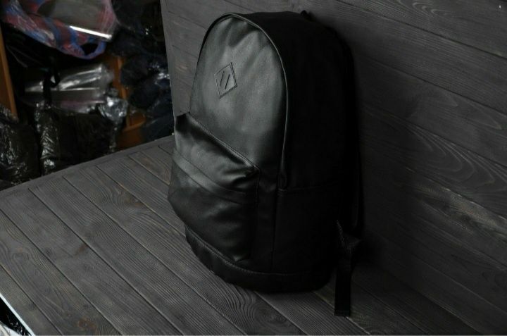Рюкзак черный мужской кожаный для ноутбука учебы путешествий