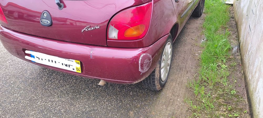 Vendo Ford fiesta de 1999, com 69,000 km. Bateria nova