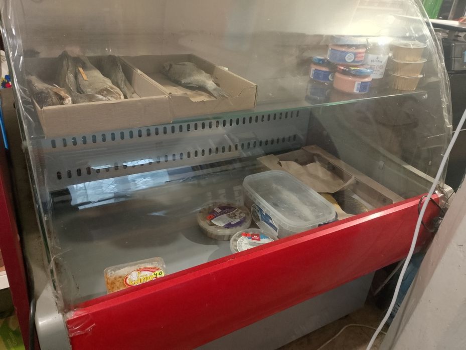 Продам холодильну вітрину 1м
