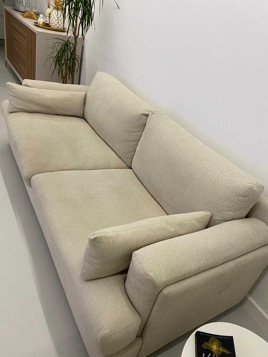 Sofá de 3 Lugares em excelente estado. Cor neutra.