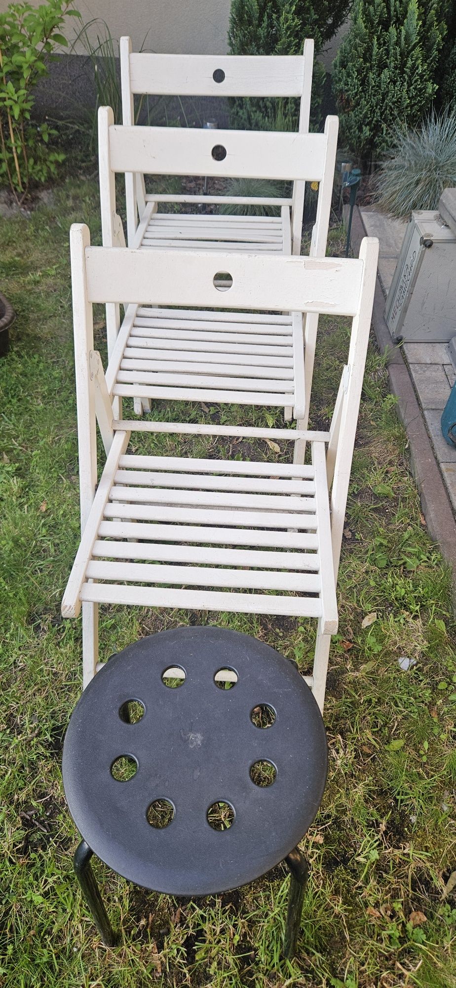 1 białe krzesło rozkładane ikea i taboret