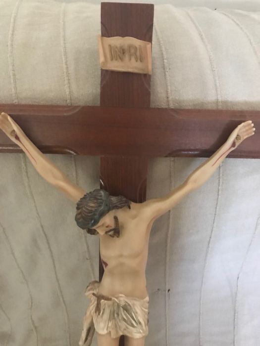 Crucifixo em madeira com Cristo em marfinite