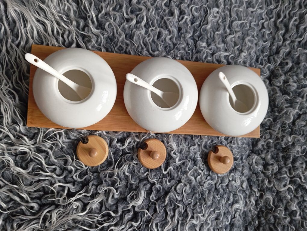 Nowe porcelanowe pojemniki na drewnianej tacy