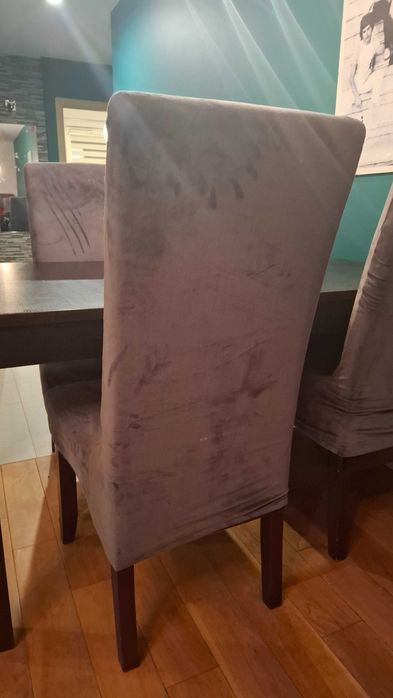 Stół rozkładanym z krzesłami