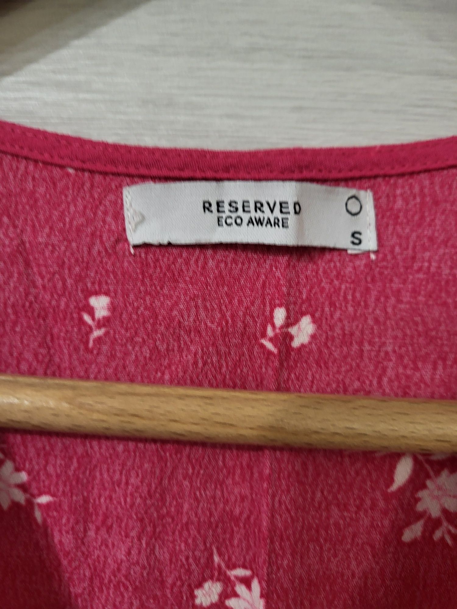Różowa sukienka maxi Reserved S w kwiaty rozporek