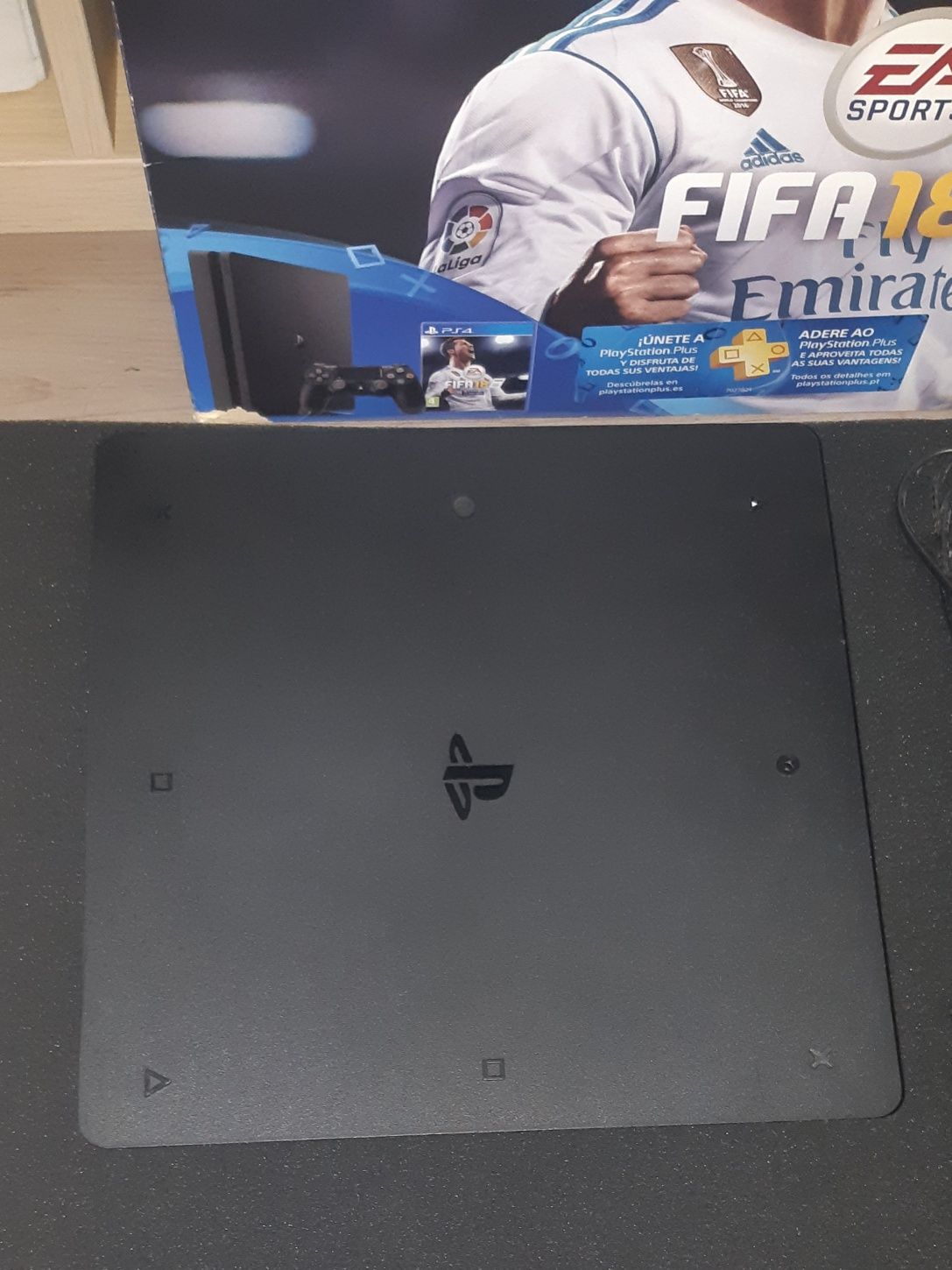 Ps4 Slim 1000 GB Na Caixa com 1 Comando e 5 Jogos.