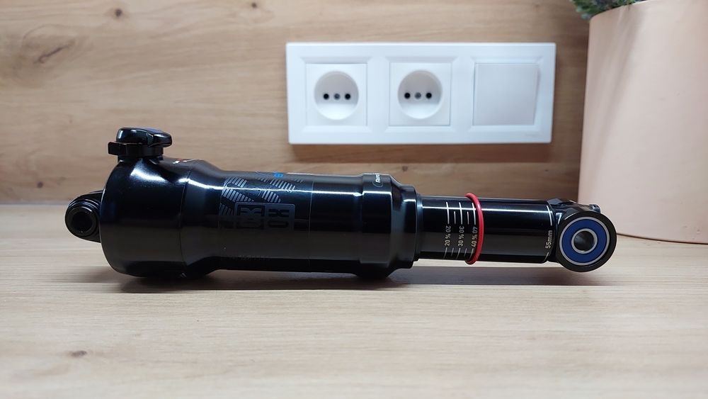 Амортизатор Rock Shox Deluxe RT3 
Розмір 210×55 
Регулювання: відскок,
