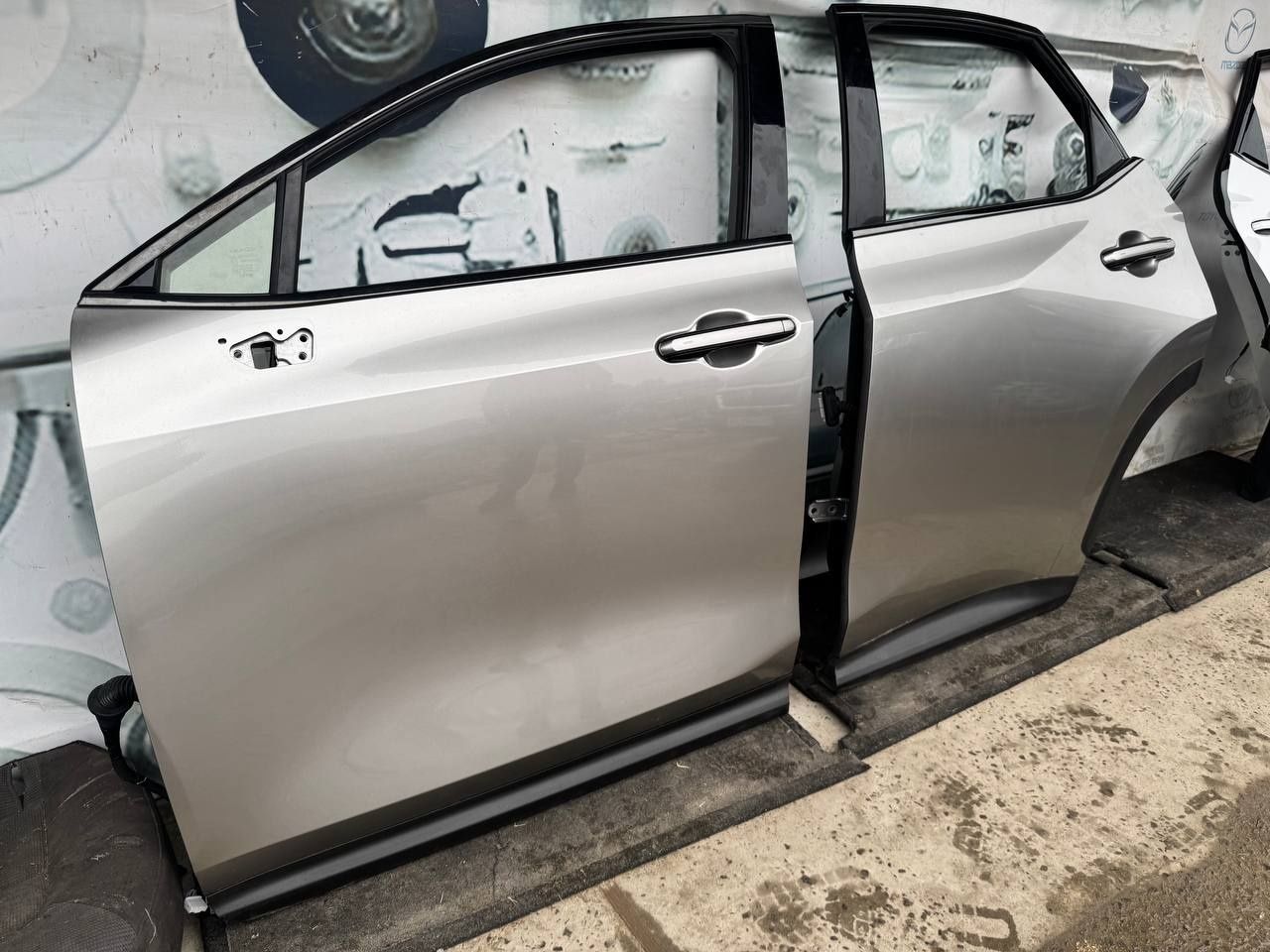 Lexus NX2 двері 22-25 року колір фарби 1J7