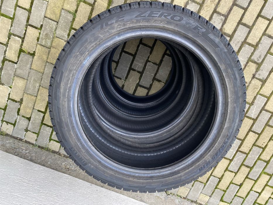 Зимові шини Pirelli Ice Zero FR 235/45 R18