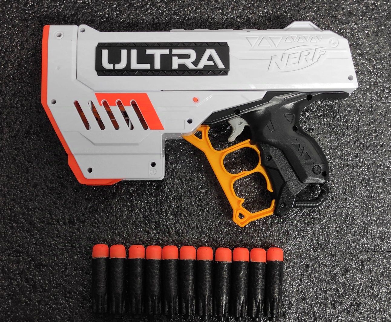 Duży pistolet, wyrzutnia Nerf z serii ULTRA + strzałki
