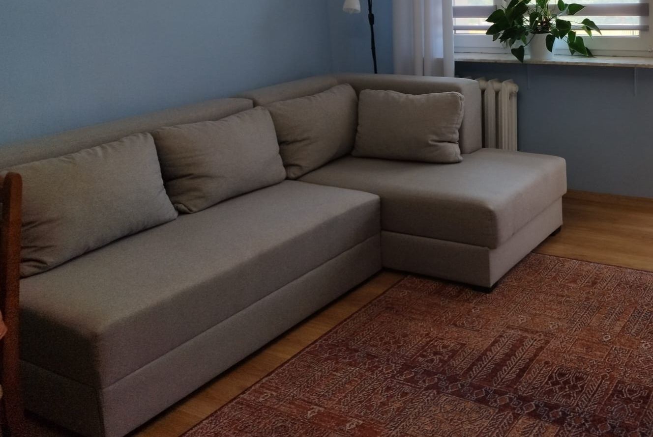 Narożnik z funkcją spania używany.