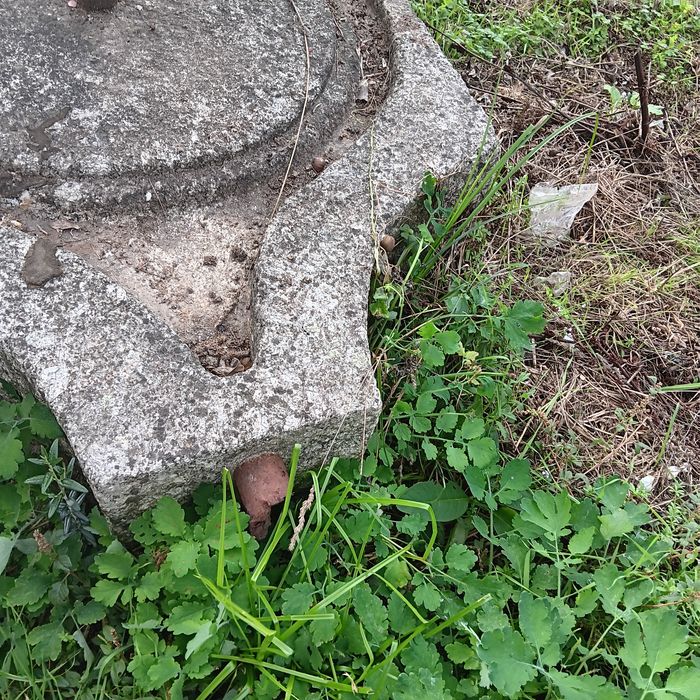 Base em pedra com estrutura metalica para jardim