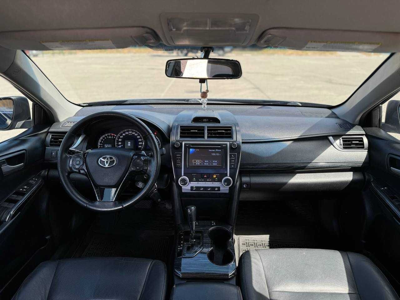 Toyota Camry 2.5 бензин 2013 года