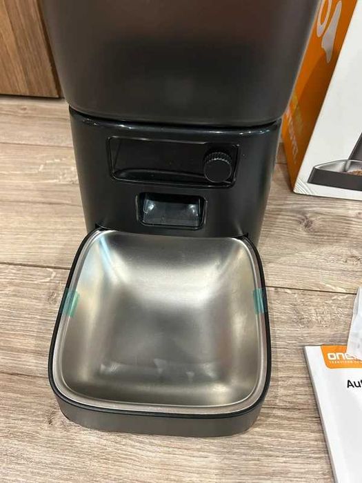 Automat do karmienia kota psa obsługuje zdalne sterowanie przez aplik
