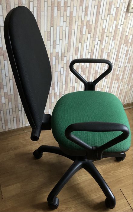 Офісне крісло бу в гарному стані