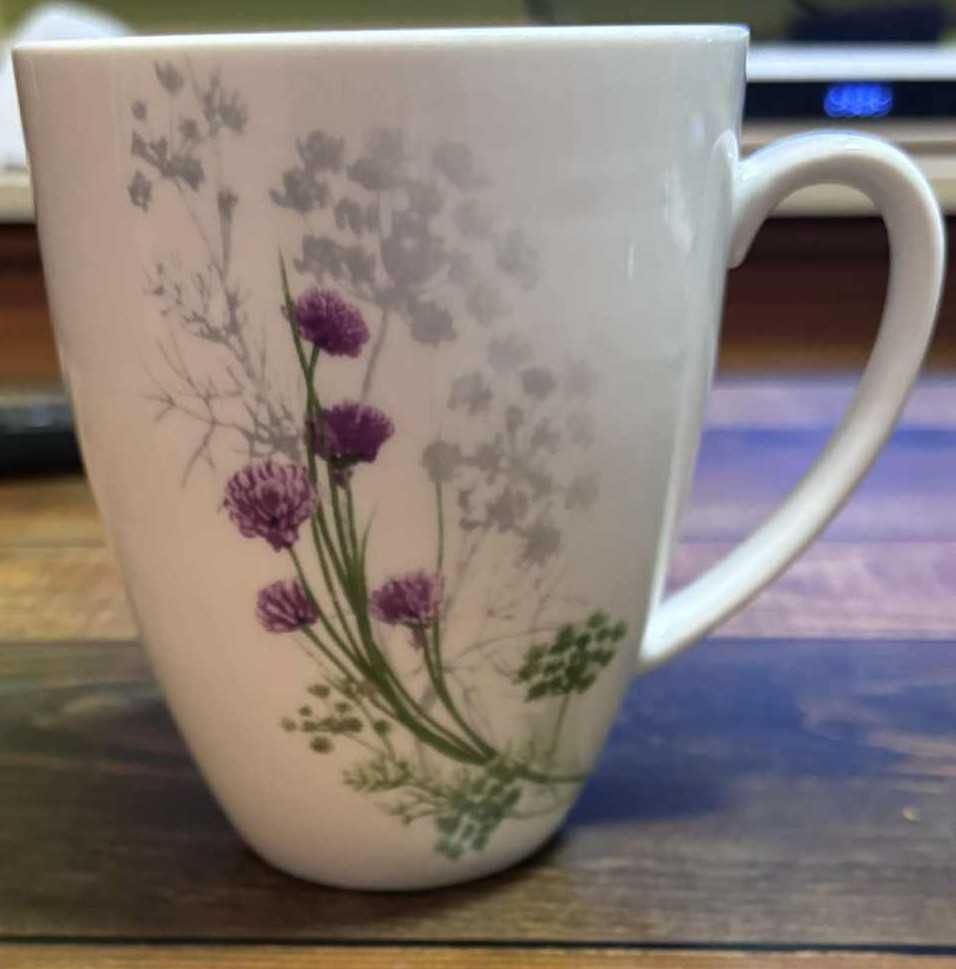 Kubek porcelanowy z delikatnym wzorem kwiatowym