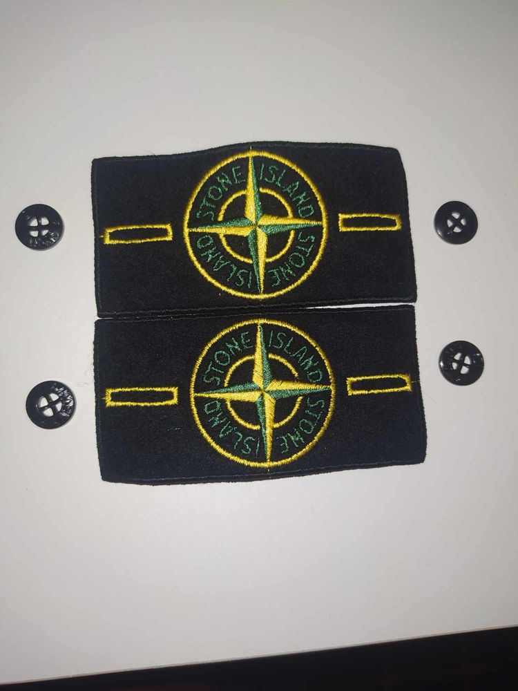 Dwie zielone patki odznaki stone island z guzikami