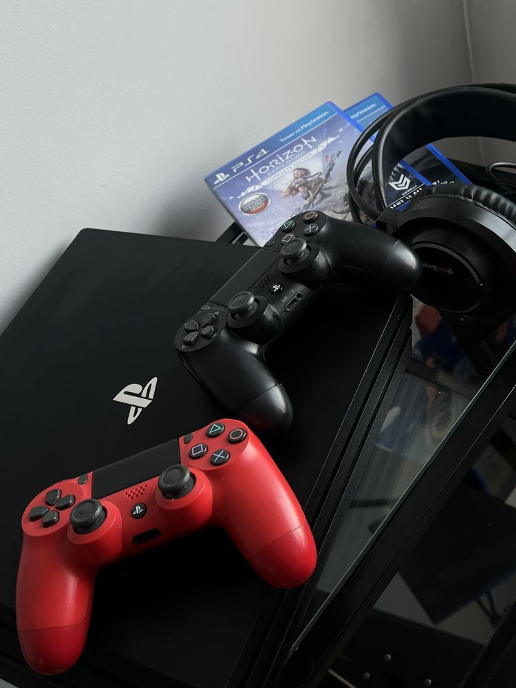 СРОЧНО продам PlayStation 4 Pro 1 Tb + 2 джойстика и наушники