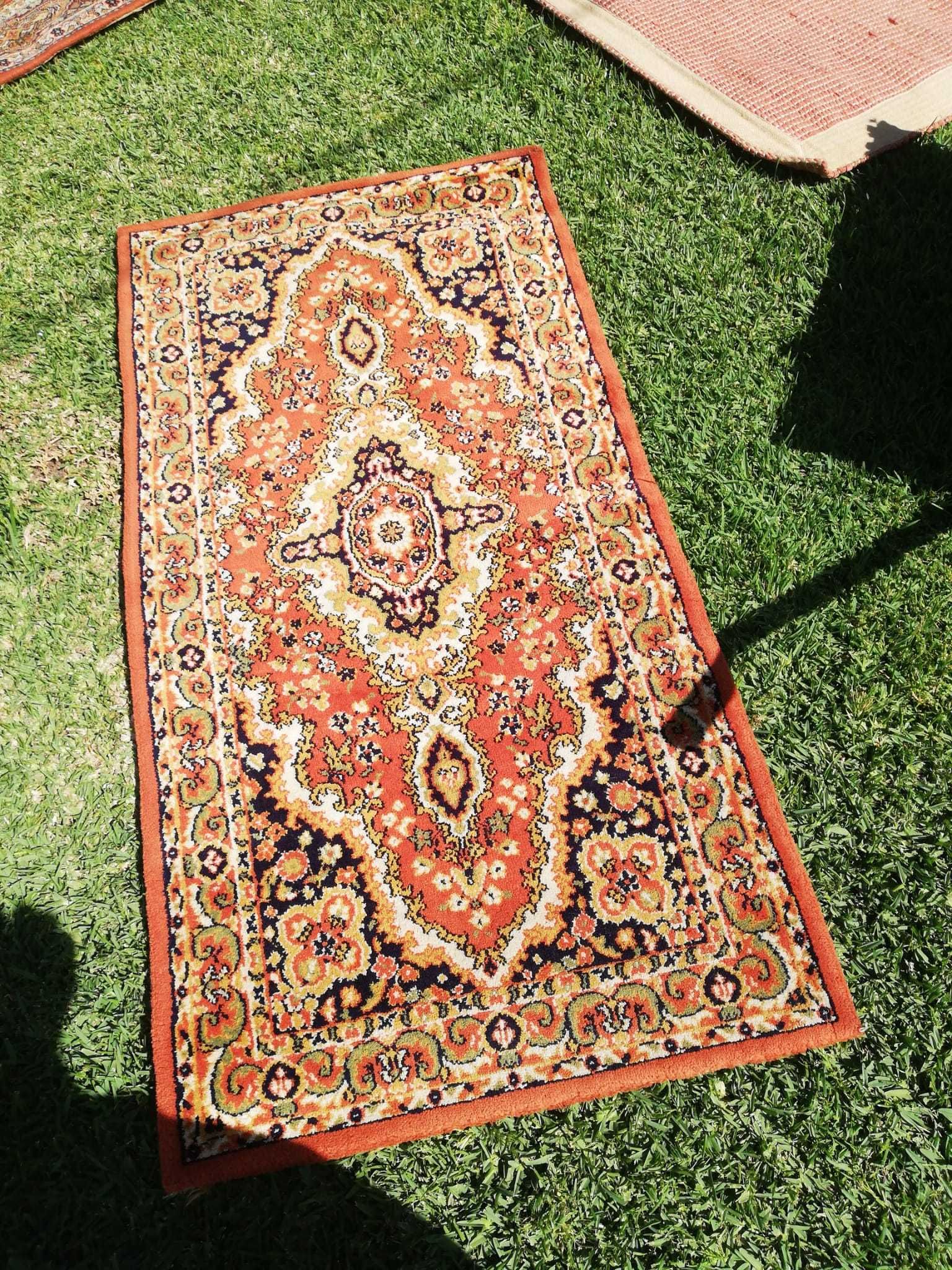 Carpetes diferentes tamanhos - tipo persa - ótimo estado