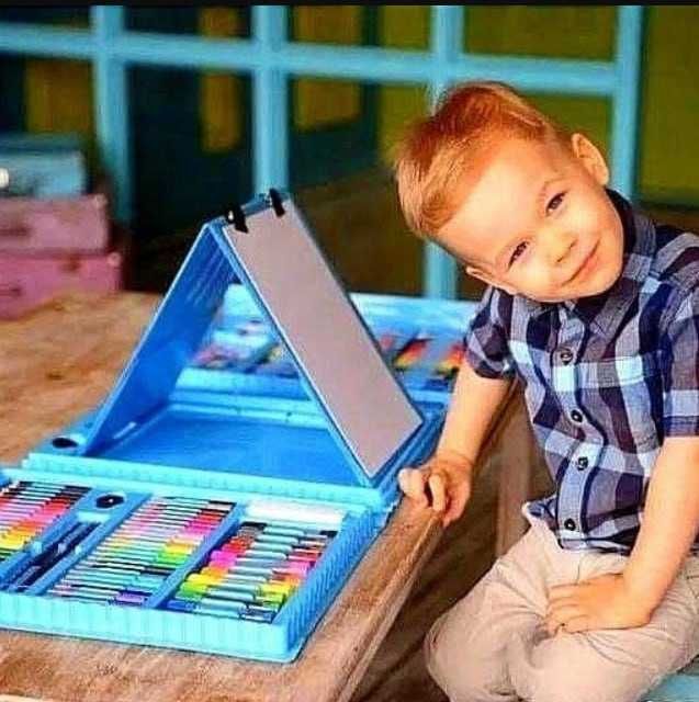 Чемодан с фломастерами, карандашами и акварельными красками