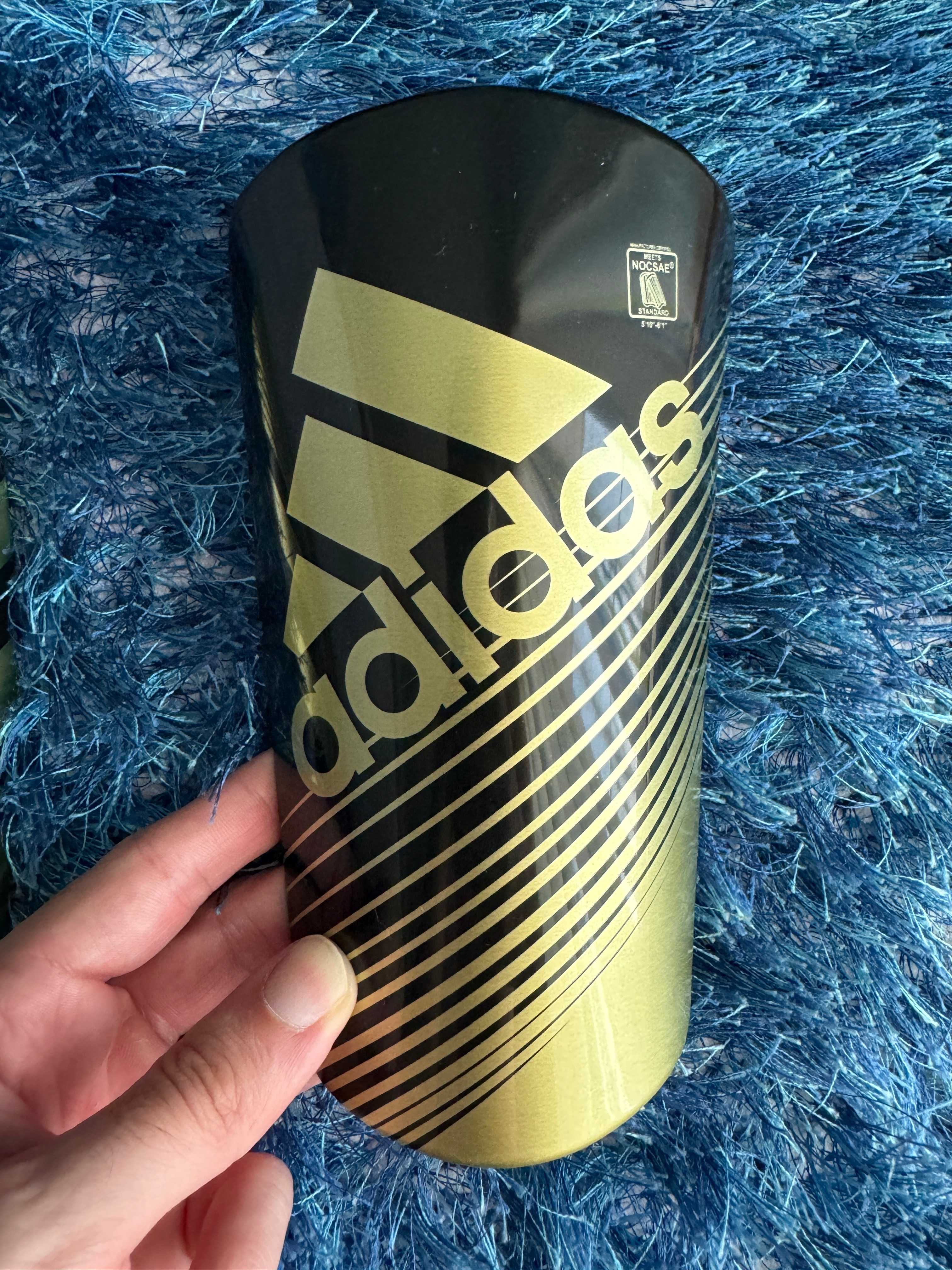 Caneleiras Adidas Pretas e Douradas