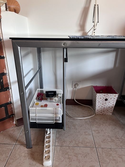 Secretária em bom estado