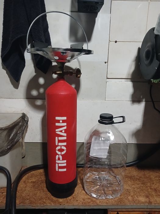 Газовый баллон с горелкой для приготовления пищи
