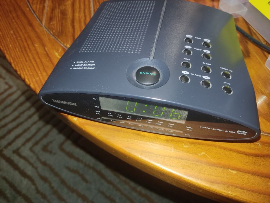 Radio despertador em bom estado com radio e despertador marca Thomson