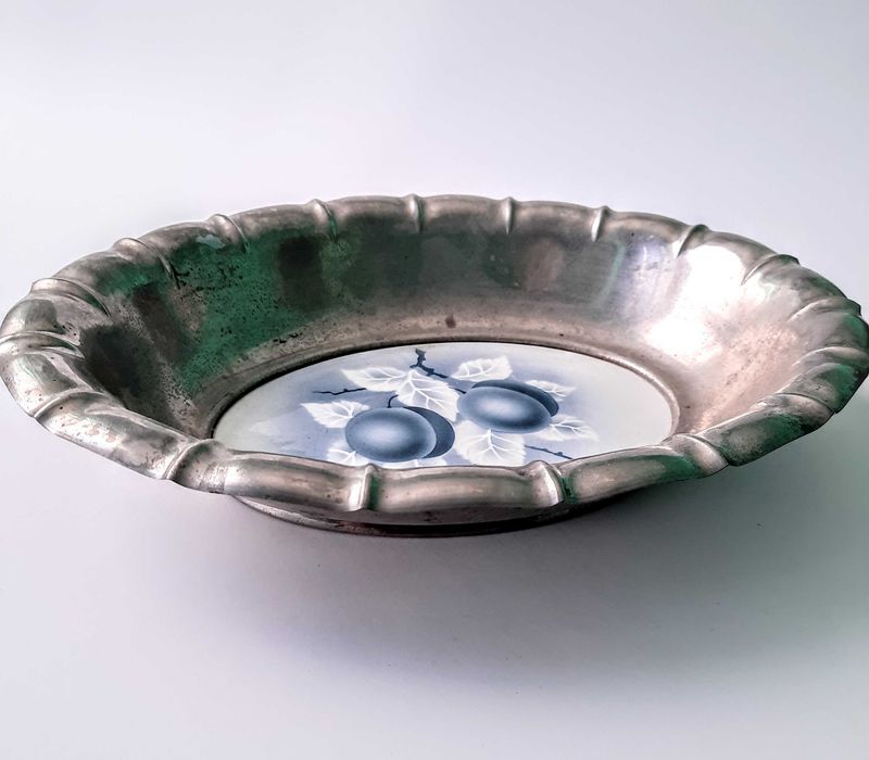 Patera "śliwki" sygnowana.