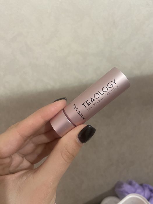 Помада червона teaology