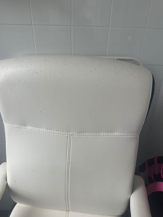 Cadeira de escritório branca usada