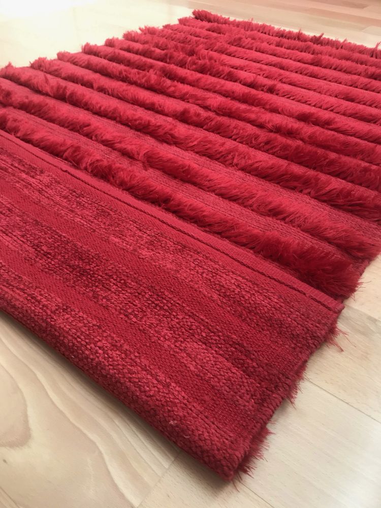 Tapete de riscas vermelho