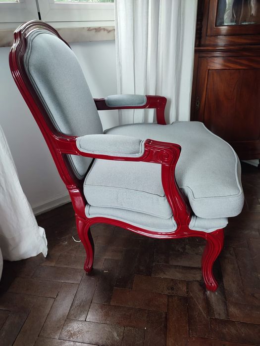 Um par de cadeiras estofadas