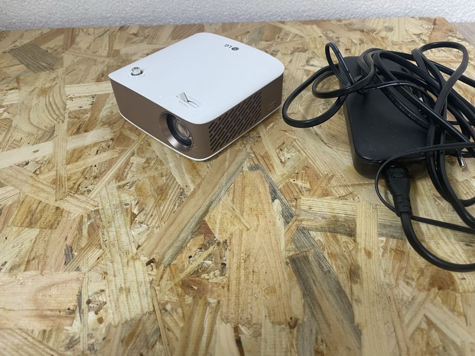 Lg ph150g  проектор міні з вбудованим акб