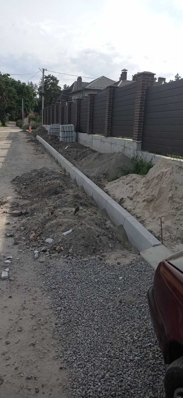 Тротуарна плитка на подвір'я будинку