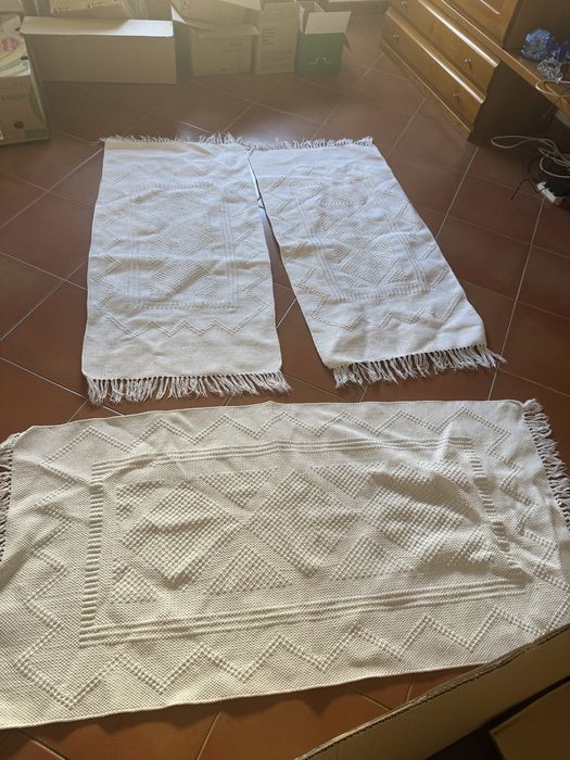 3 tapetes brancos de quarto como novos
