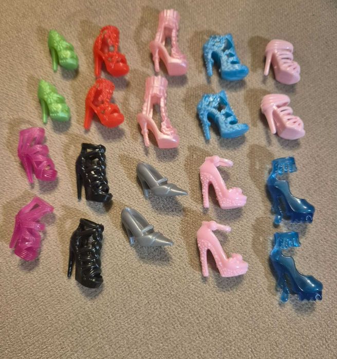 Zestaw ubranek i butów dla lalek