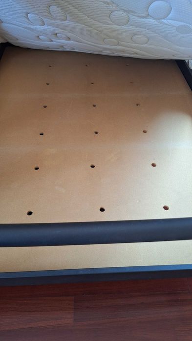 Cama de casal em metal