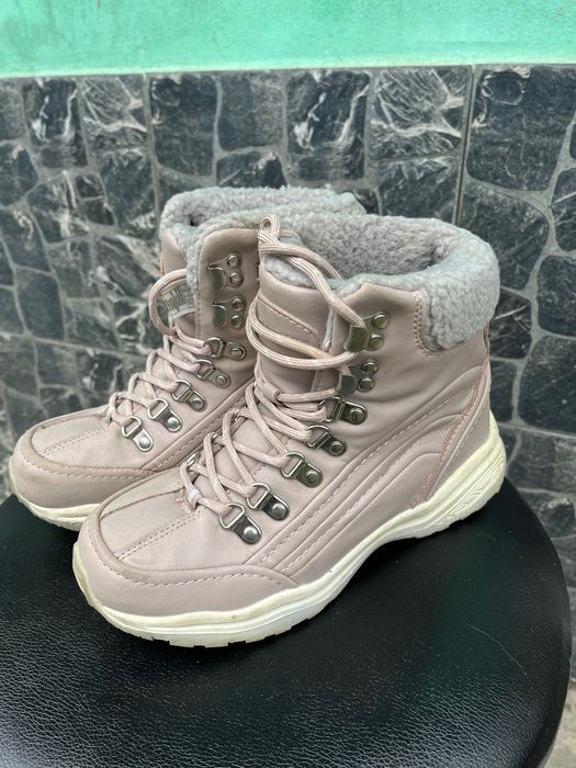 Продам чобітки пудра 37 р
