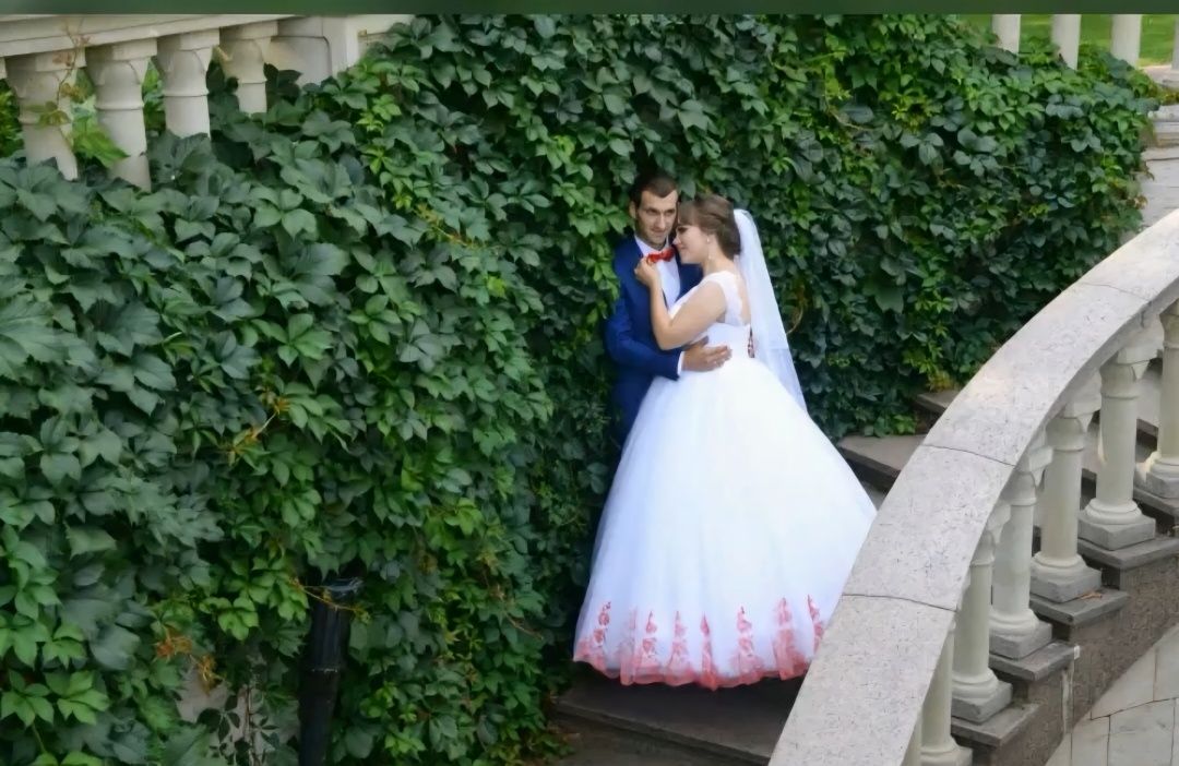 Дуже гарна весільна сукня внизу з червоною вишивкою. Розмір 46-48