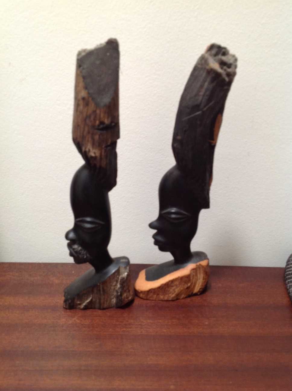 Par de estatuetas, em madeira africana com 23 cm