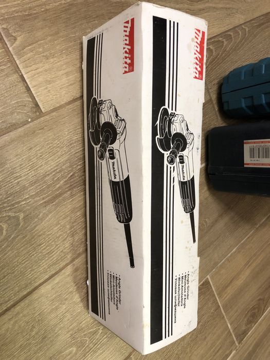 Кутова шліфмашина Makita 9553 HN