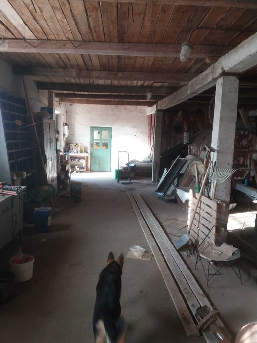 приміщення складу сільсько-господарських запчастин.