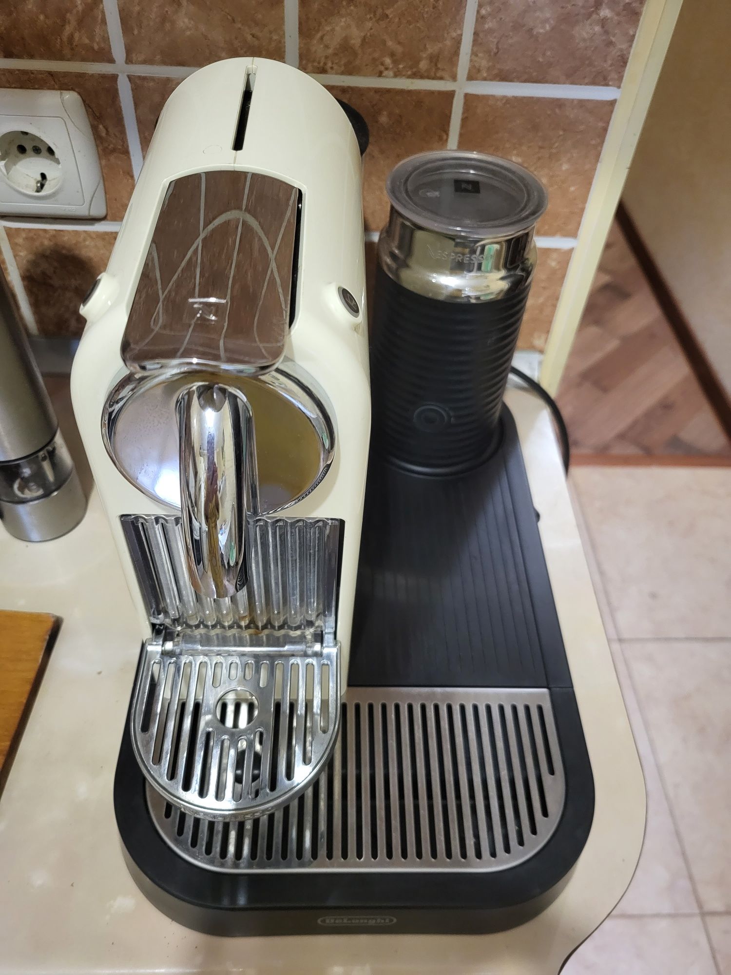 Кавомашина капсульна Nespresso  DeLonghi  EN265