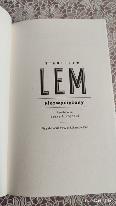 Niezwyciężony, Stanisław Lem